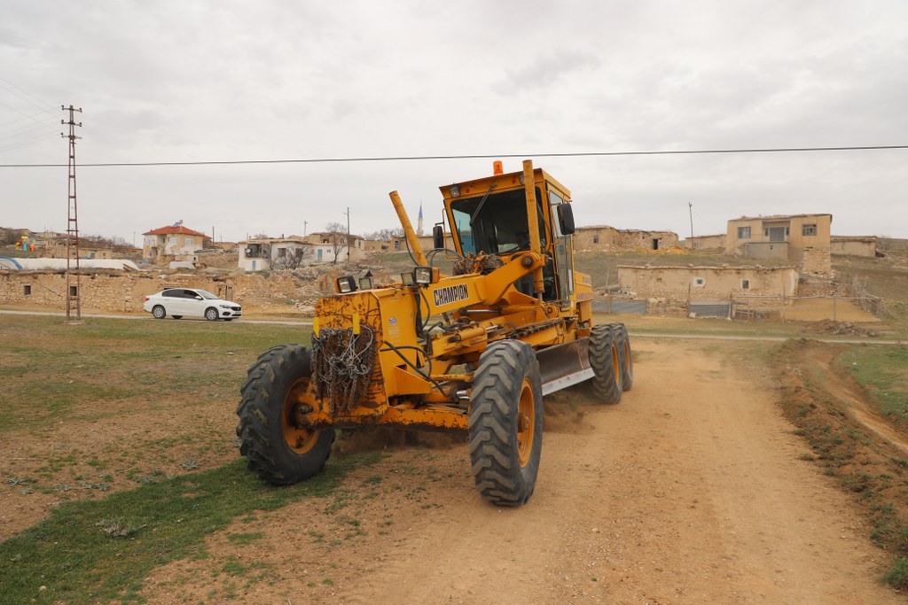 CİHANBEYLİ‘DE YOL KUMLAMA ÇALIŞMALARI SÜRÜYOR