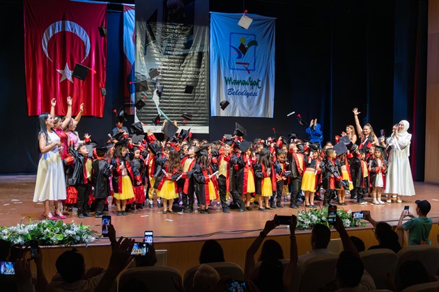 MANAVGAT BELEDİYESİ KREŞLERİNDEN RENKLİ MEZUNİYET TÖRENİ