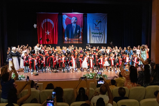 MİNİKLERDEN UNUTULMAZ MEZUNİYET