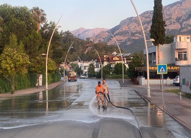 Kemer’deki toz ve toprak olan yollar yıkanıyor