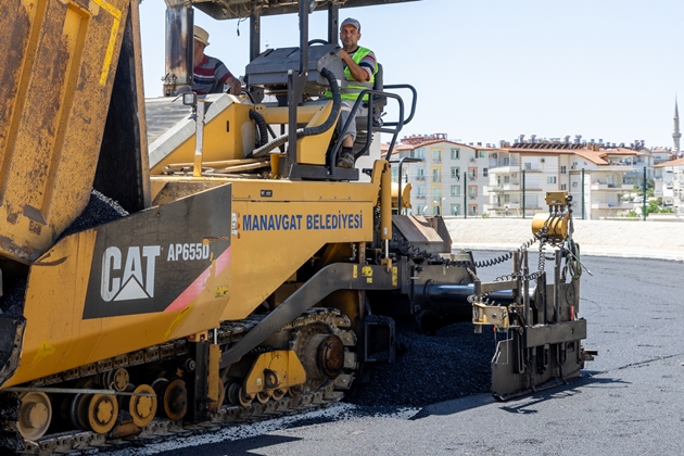 MANAVGAT’IN DÖRT BİR YANINDA YOL VE ASFALT SEFERBERLİĞİ