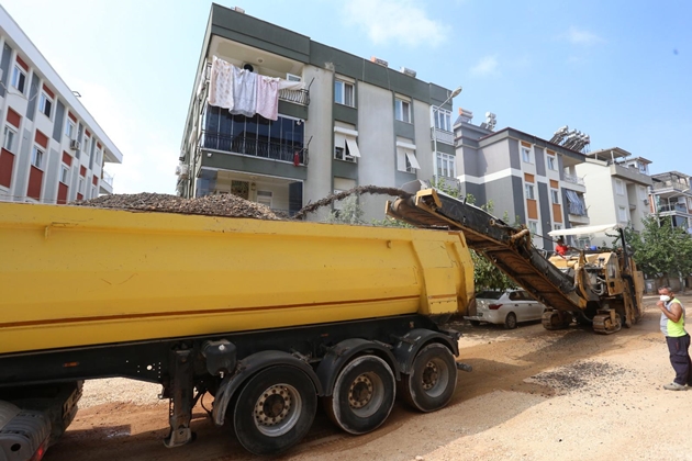 Yeni Emek Mahallesi’nde 5 sokakta yollar yenileniyor