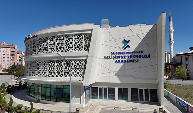 “Selçuklu’da Yaz Eğitimleri Devam Ediyor: 595 Kursiyer 13 Branşta Eğitim Alıyor”