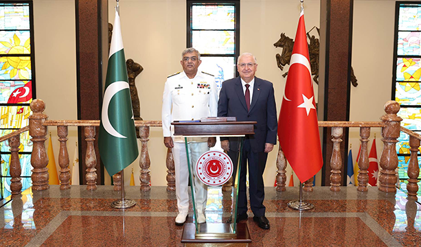 Millî Savunma Bakanı Yaşar Güler, Pakistan Deniz Kuvvetleri Komutanı Oramiral Naveed Ashraf’ı Kabul Etti