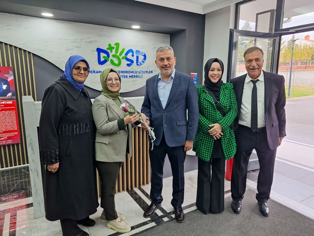 DOSD Meram’da 24 Kasım Öğretmenler Günü Coşkusu;  MUNLAFALIOĞLU’NDAN ÖZEL EĞİTİM KAHRAMANLARINA ÇİÇEKLİ SÜRPRİZ