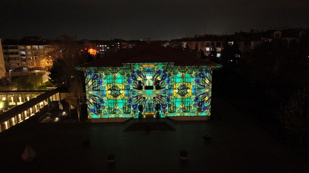 KONYA BÜYÜKŞEHİR, TAŞ BİNA’NIN TARİHİ SİLÜETİNDE VİDEO MAPPİNG GÖSTERİSİ BAŞLATTI