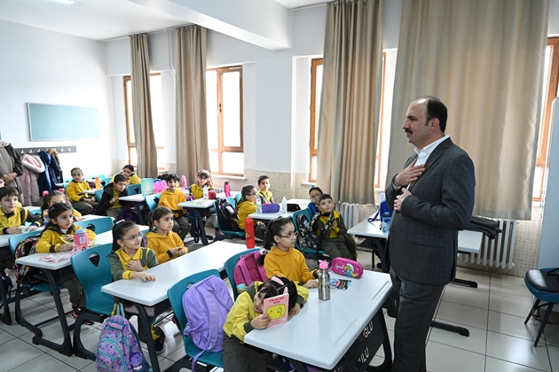 BAŞKAN ALTAY KARNE ALAN ÖĞRENCİLERİ TEBRİK ETTİ