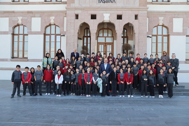 BAŞKAN ALTAY TAŞ BİNA’YI ZİYARET EDEN ÖĞRENCİLERLE BULUŞTU