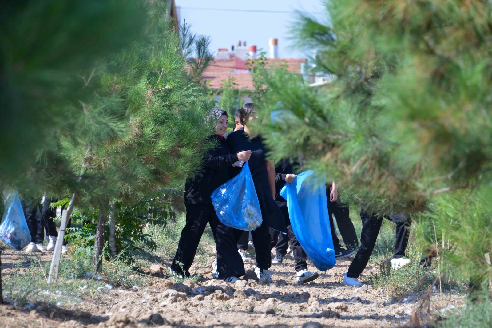 Dünya Temizlik Günü’nde;  MERAM GENÇLİĞİ ÇEVRE İÇİN EL ELE VERDİ